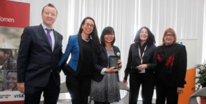 (l-r) Sarah Fathallah (second from left) and Angel Kittiyachavalit (centre) accept the Grand Prize for their team’s design ‘Sahel Shake’ and are congratulated by Chris Locke, GSMA (left), Cynthia Gordan, Oredoo (second from right) and Maura O’Neill, USAID