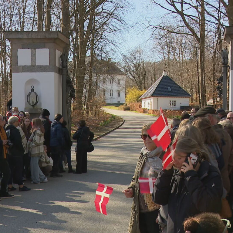 H M Dronningens Fødselsdag Marselisborg 5 G teste v Jens Chrisoffersen 220416 0940 EXT 11 HD AVI 100 02 frame 2966