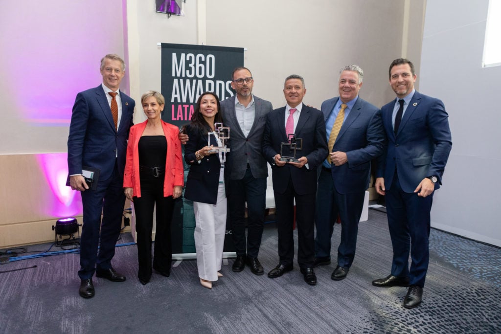 Los ganadores de los Premios M360 LATAM posan con los líderes de la GSMA