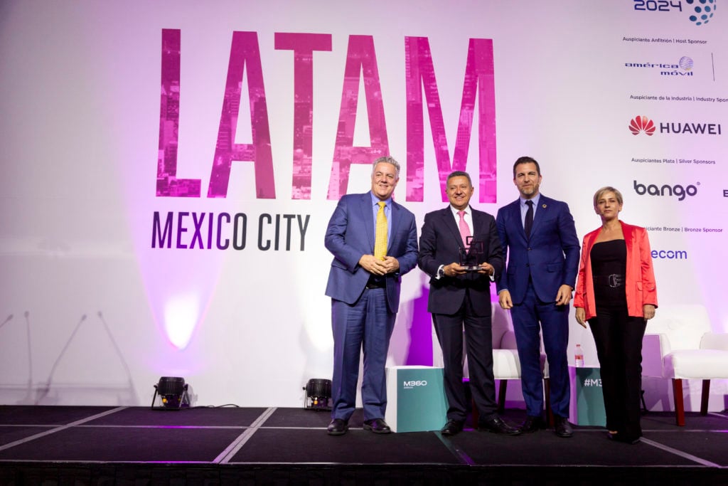 Gabriel Jurado, Viceministro de conectividad de Colombia, recibe el Premio M360 LATAM del MinTIC.