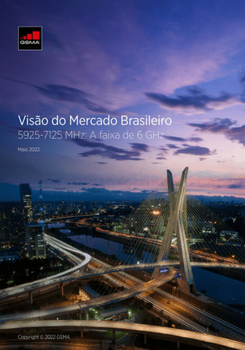 Imagen de portada de un informe titulado "Visão do Mercado Brasileiro 5925-7125 MHz: A faixa de 6 GHz" de mayo de 2022 de GSMA. La imagen muestra un paisaje urbano nocturno con autopistas, puentes y edificios contra un cielo al atardecer.