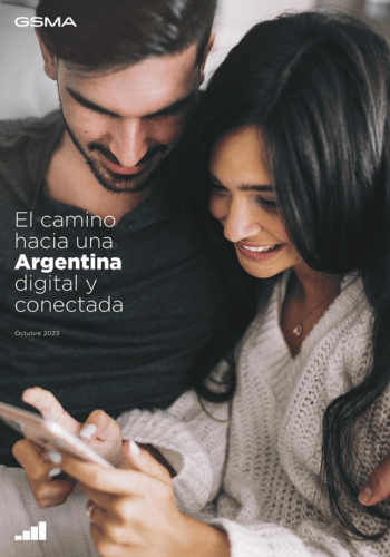 A couple sits closely, smiling while looking at a smartphone together. The man wears a dark shirt, and the woman is in a white sweater. The image includes Spanish text: "El camino hacia una Argentina digital y conectada" and "Octubre 2023," with the GSMA logo in the top left corner.