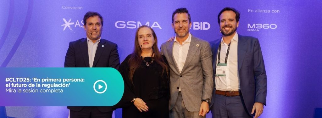 Four people, three men in suits and a woman in a black dress, stand smiling in front of a blue backdrop with the logos of ASIET, GSMA, BID, and M360. A teal play button overlay reads: "#CLTD25: ‘En primera persona: el futuro de la regulación’".