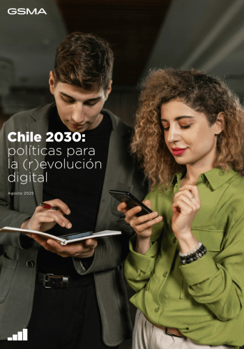 A young man in black writes in a notebook while a woman in green looks at her smartphone and smiles. The text reads "Chile 2030: políticas para la (r)evolución digital" in Spanish, with the GSMA logo in the top left corner.