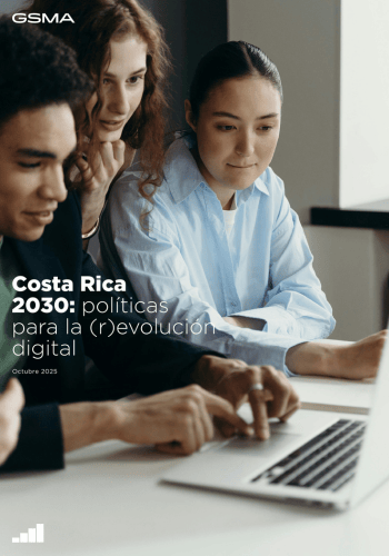 Four people sit around a table focussing on a laptop. Two women and two men are collaborating, engaged with the computer screen. The cover text reads: "Costa Rica 2030: políticas para la (r)evolución digital. Octubre 2023.