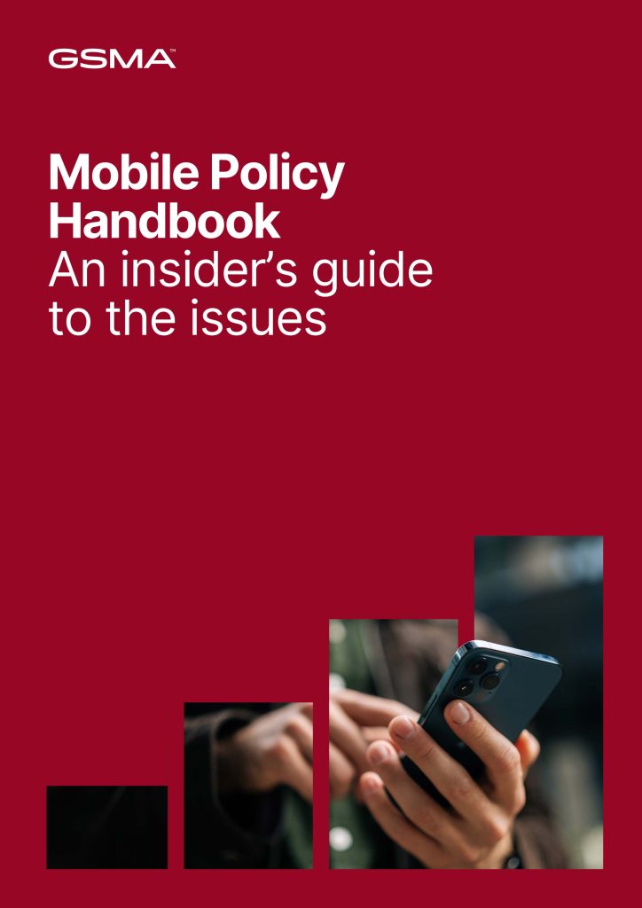 Las manos de una persona sostienen y utilizan un smartphone azul; la foto está parcialmente cubierta por una superposición roja con texto blanco: "GSMA Mobile Policy Handbook español: An insider's guide to the issues". El fondo está difuminado, lo que enfatiza el uso del teléfono.