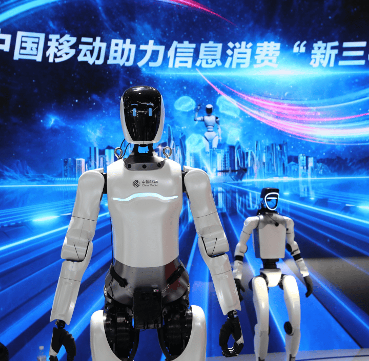 Dos robots humanoides aparecen delante de una ciudad futurista y un fondo digital con texto en chino encima.