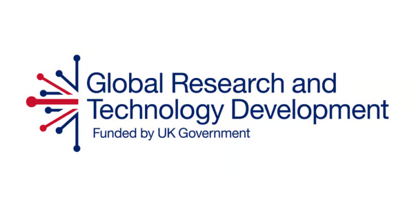 Logotipo con el texto: «Investigación y desarrollo tecnológico a escala mundial financiados por el Gobierno del Reino Unido». A la izquierda hay un gráfico abstracto en azul y rojo que se asemeja a líneas y puntos interconectados, lo que evoca la tecnología y la colaboración. Fondo blanco.