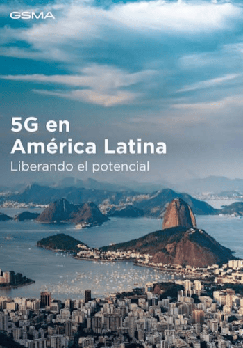 Portada con el título «5G en América Latina: liberando el potencial». La fotografía muestra Río de Janeiro, con el Pan de Azúcar, rodeado de edificios, la costa y colinas bajo un cielo azul con nubes dispersas. El logotipo de la GSMA aparece en la esquina superior izquierda.