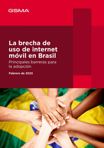 Portada de un informe de la GSMA titulado «La brecha de uso de Internet móvil en Brasil». Varias manos de distintos tonos de piel se unen en el centro sobre una superficie de madera. Los fragmentos de texto aparecen en rojo, junto con la fecha de publicación: febrero de 2023.
