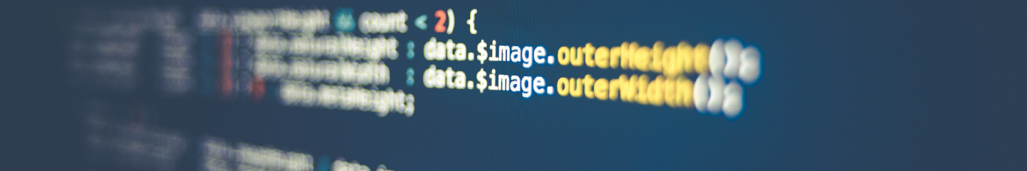 La pantalla de una computadora muestra un código escrito en JavaScript. El fragmento de código está parcialmente enfocado y resalta variables como $image y funciones como outerWidth(). El fondo muestra un texto borroso y desenfocado.