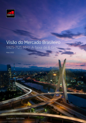 Imagen de portada de un informe titulado "Visão do Mercado Brasileiro 5925-7125 MHz: A faixa de 6 GHz" de mayo de 2022 de GSMA. La imagen muestra un paisaje urbano nocturno con autopistas, puentes y edificios contra un cielo al atardecer.