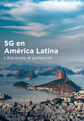 Se muestra el paisaje urbano de una ciudad costera. En la imagen se destacan las palabras "5G en América Latina" y "Liberando el potencial", con "GSMA" en la parte superior. Se ven montañas y una extensión de agua al fondo bajo un cielo parcialmente nublado.