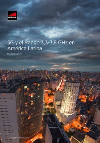 Paisaje urbano al anochecer con numerosos edificios iluminados. El cielo está nublado y el logotipo de la GSMA se encuentra en la esquina superior izquierda. El texto dice "5G y el rango 3,3-3,8 GHz en América Latina" y "Noviembre 2020". Copyright en la parte inferior.