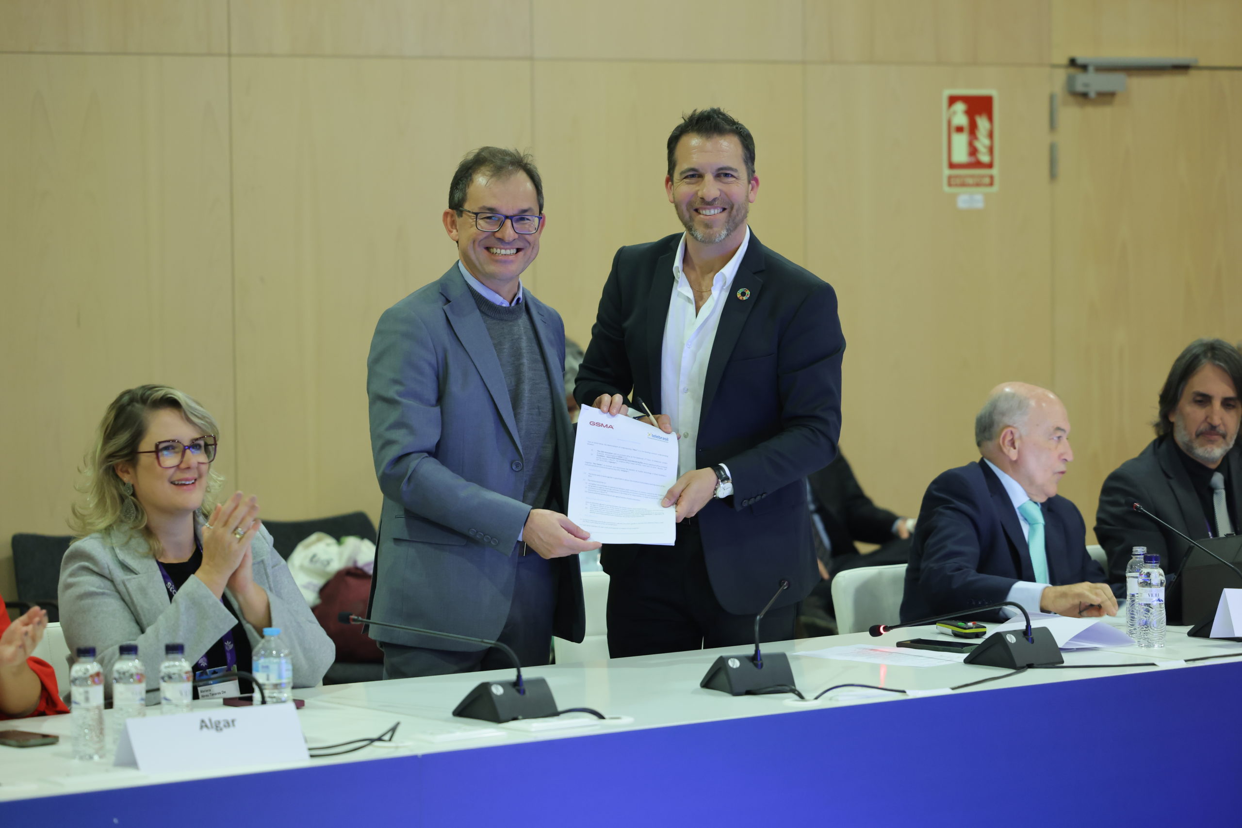Marcos Ferrari (Telebrasil) y Lucas Gallitto (GSMA) posan con acuerdo firmado