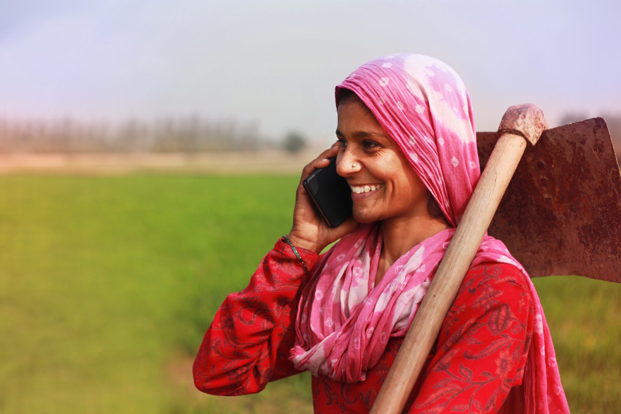 Village woman. Картинка индийская бабушка в поле. Indian women with Phone.