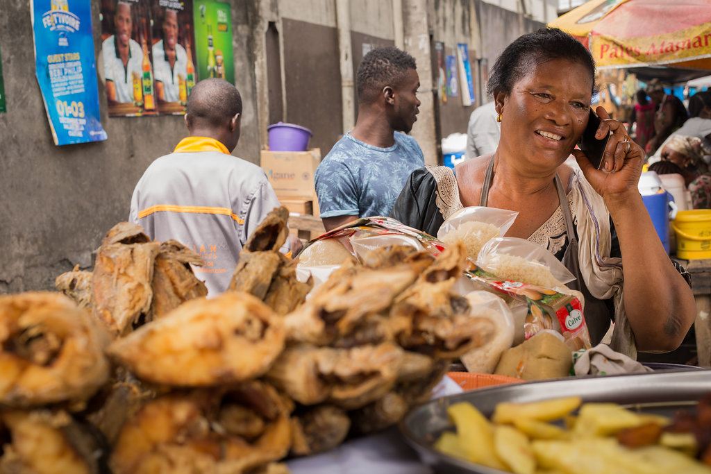 Lady_on_phone_in_Market