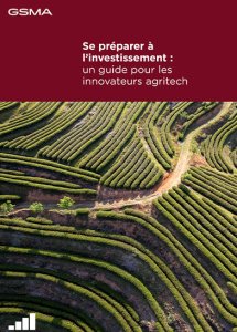 Aerial view of green, terraced farmland with winding paths. The top section has a maroon banner with the GSMA logo and white French text: "Se préparer à l’investissement : un guide pour les innovateurs agritech.